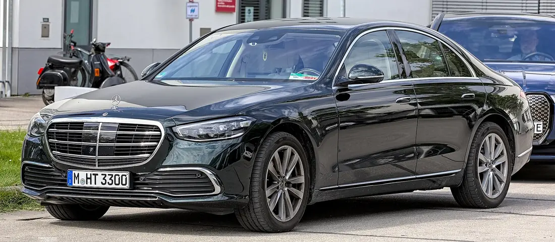 Luxury Class — Mercedes-Benz S-Class / Yukon Denali class Umrah taxi vehicle