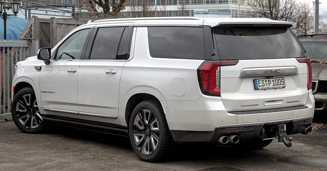 Family SUV — GMC Yukon XL / Chevrolet Tahoe class Umrah taxi vehicle